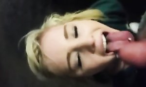 Трахает студентку американского колледжа в кампусе