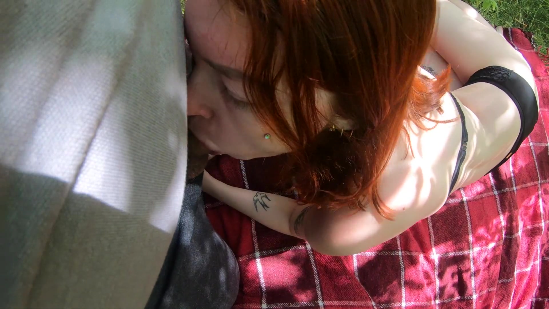 Рыжая фифа в чёрном лифчике публичный отсос в лесу пытается забацать по-быстрому