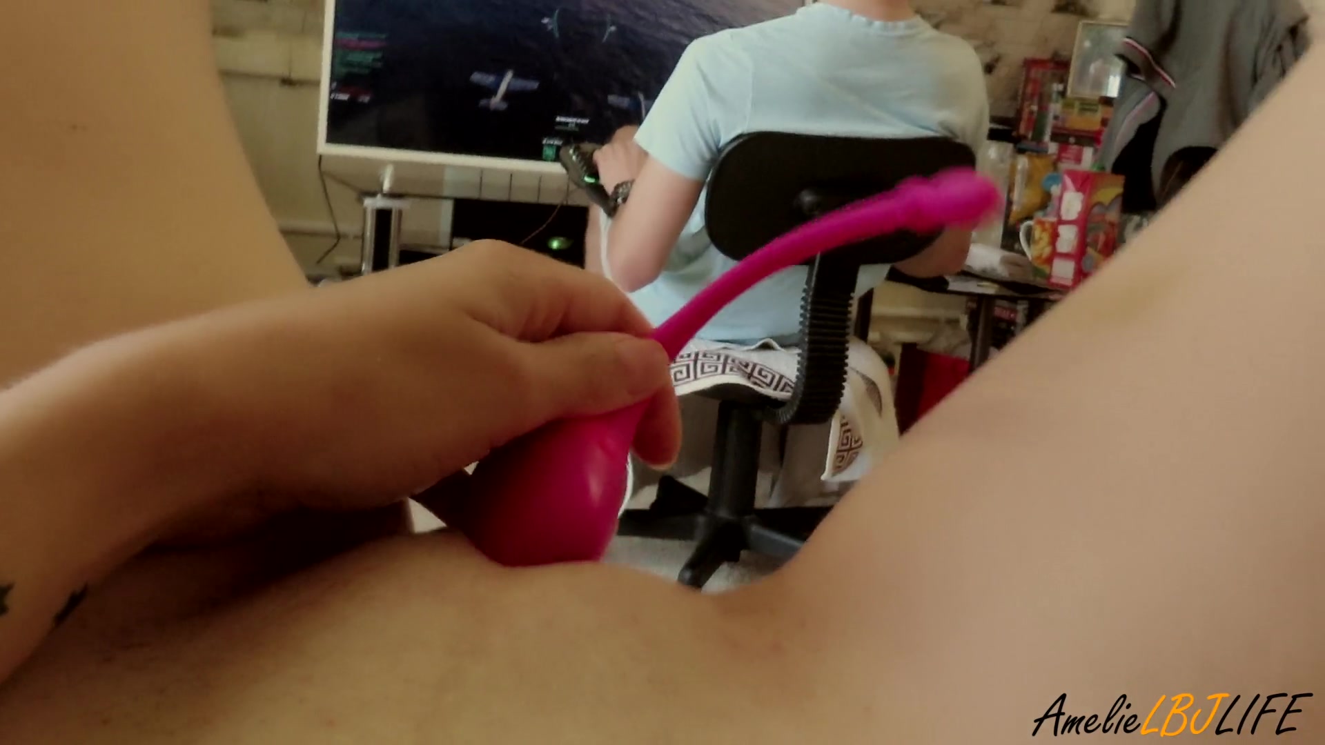 Красивая девушка тупого русского геймера часто вынуждена удовлетворяться мастурбацией