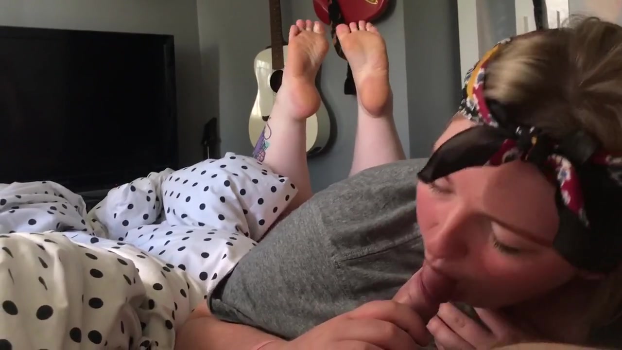 Пухлая домохозяйка привыкла по утрам глотать сперму своего мужика